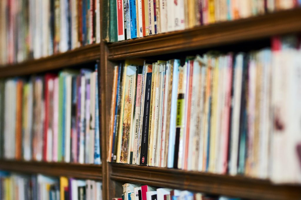 libros en estantería