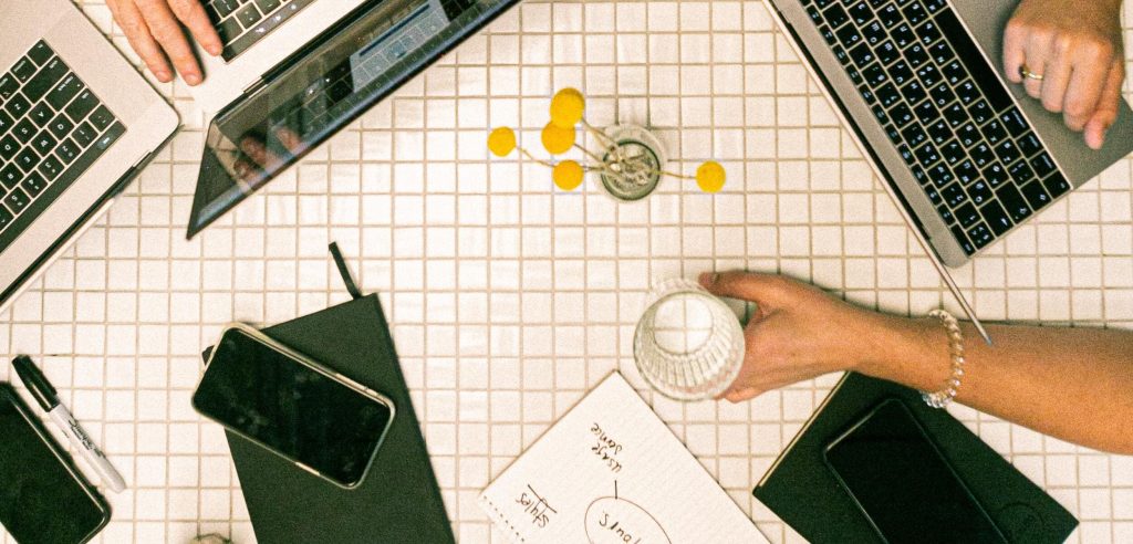 mesa con ordenadores